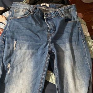 I’m selling ripped jeans there from Kensie. There nice pants they just don’t fit